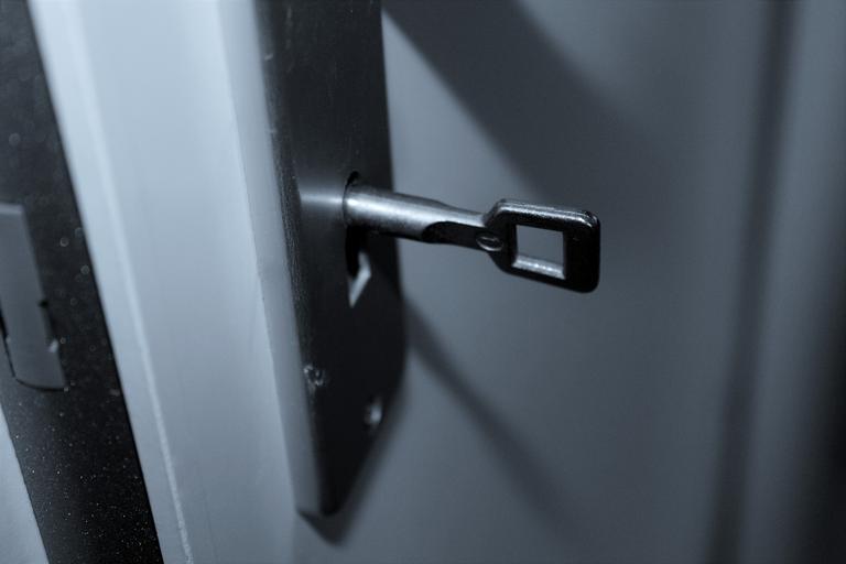 Kľučka, kľúč vo dverách.jpg