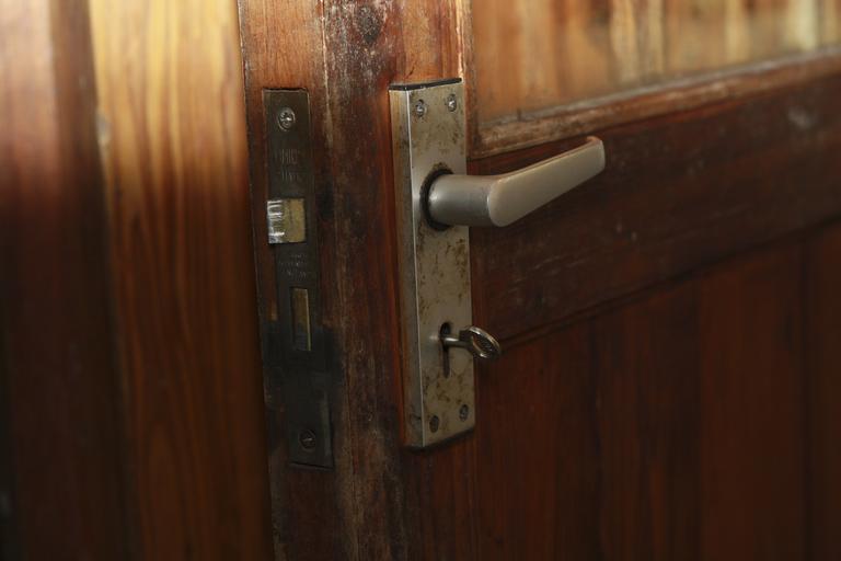 Drevené dvere, stará hrdzavá kľučka.jpg