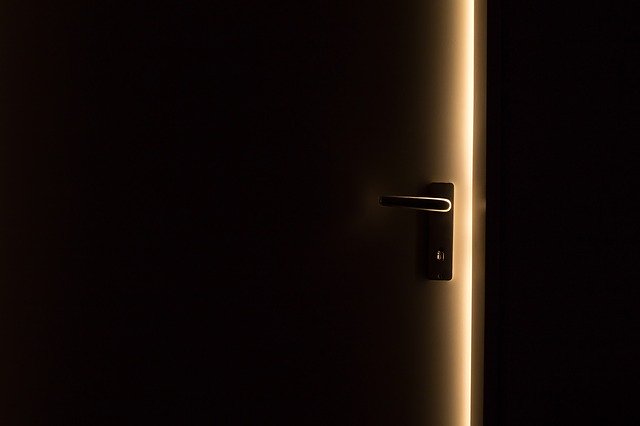 Pootvorené dvere, tma, prienik svetla.jpg